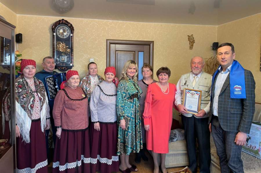 Глава Высокогорского сельского поселения поздравил супругов с 50-летним юбилеем