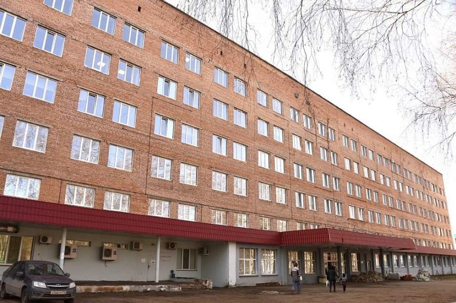 Партийный десант проверил ход ремонта в больницах Нижнекамска