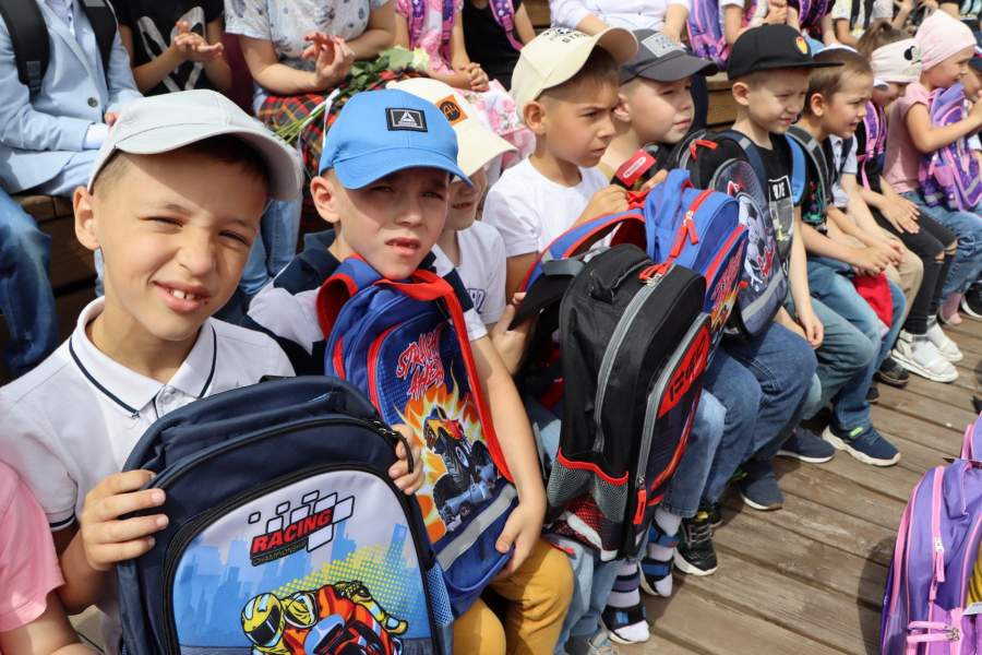 В Апастовском районе на Детском Сабантуе будущим первоклассникам подарили портфели