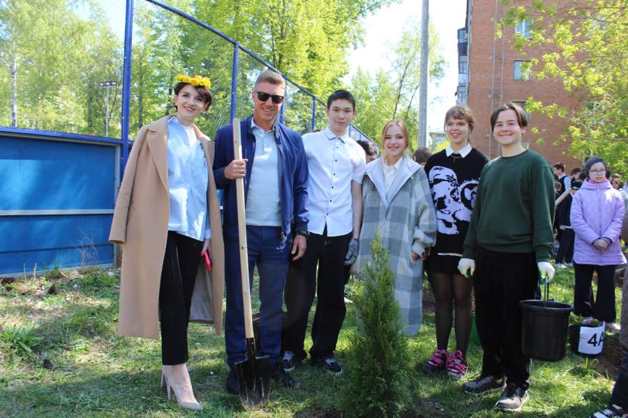 Евгений Чекашов принял участие в посадке деревьев и благотворительной школьной ярмарке
