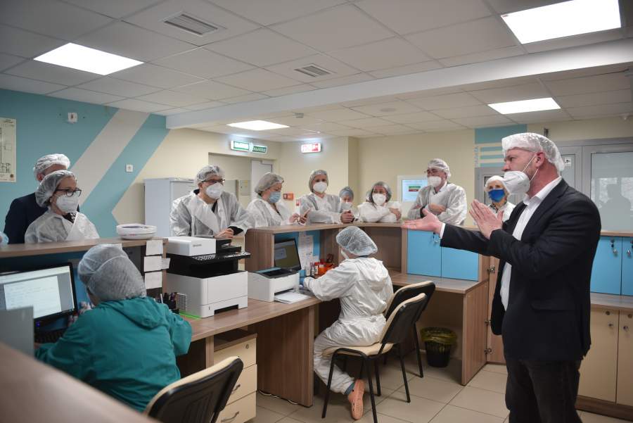 Партийный десант проверил ход работ по капитальному ремонту инфекционной больницы Набережных Челнов