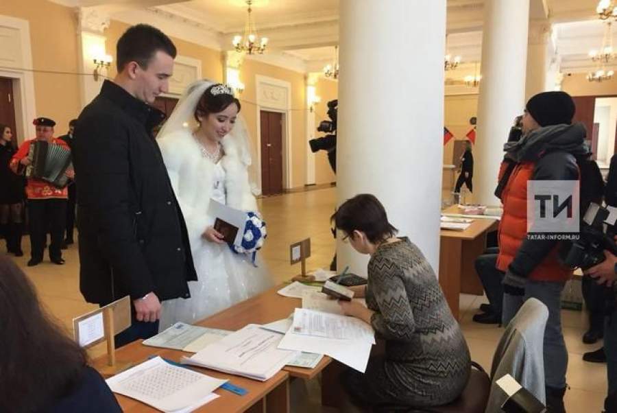 Молодожены после ЗАГСа отправились на выборы Президента России