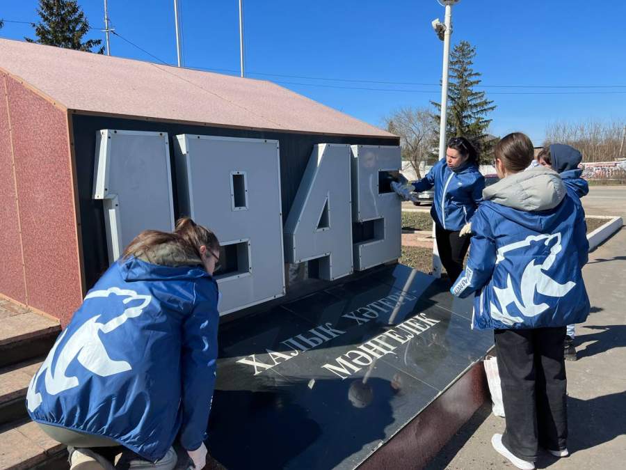 Единороссы привели в порядок мемориал в Азнакаево